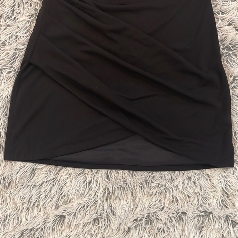 Zara mini skirt bunch to the side with a slight crisscross and zipper in back. - Picture 3 of 3